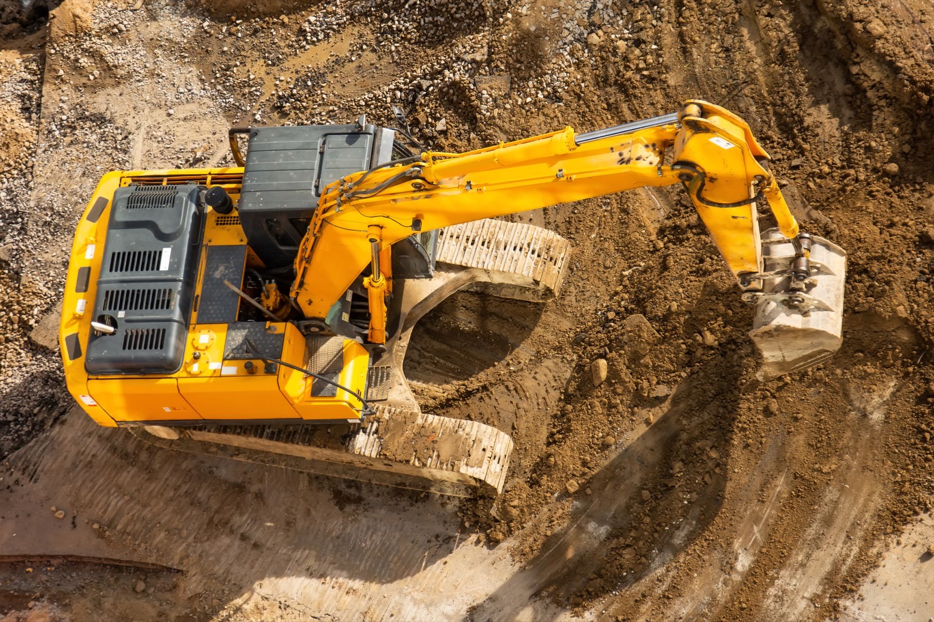 Bauprojekt von Toplica Bau Service bei Sonnenuntergang – Bagger auf Baustelle in Wesseling